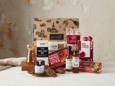 Displaying all the products contained in the Gourmet Connoisseur Hampers