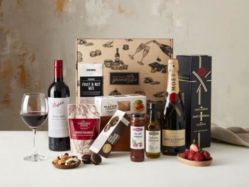 Displaying all the products contained in the Penfolds 389 & Moet Hampers