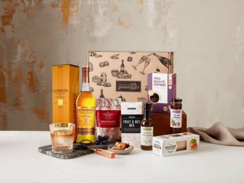 Displaying all the products contained in the Glenmorangie 10 Year Old Single Malt Whisky Hamper